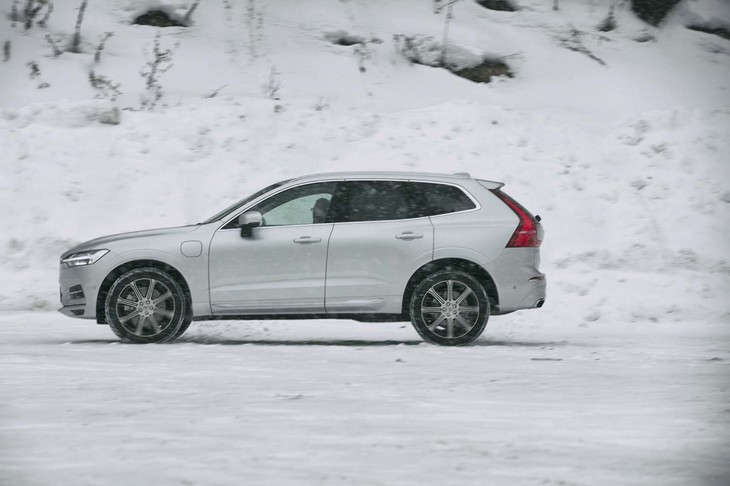 「T8 Twin Engine AWDインスクリプション」の足まわりはエアサスペンションが標準装備。選択した走行モードに合わせて、車高が自動的に変化する。