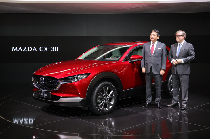 「マツダCX-30」を紹介するマツダの丸本社長（写真左）とジェフリー・エイチ・ガイトン専務取締役（右）。