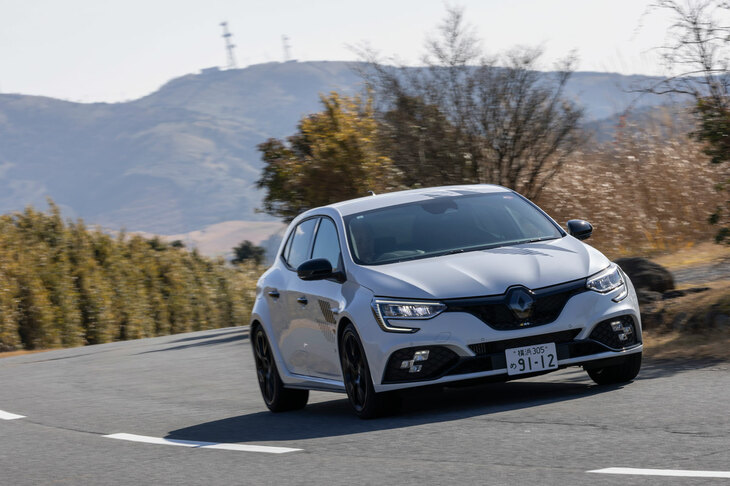 R.S.の足まわりに取り入れられてきた技術は、いずれも運動性能の向上のみならず、しなやかな乗り心地にも寄与するものだ。また過度に電子制御に頼るのではなく、メカニカルに稼働するシステムとなっている点も特徴である。