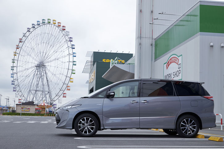 全10色が用意されるボディーカラーのうち3色は、テスト車のような、車体上半分をブラックとしたツートンカラーとなる。