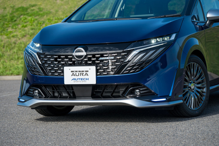 ドットパターンのフロントグリルは「AUTECH」シリーズに共通のポイント。海面のエレガントなきらめきを表現している。