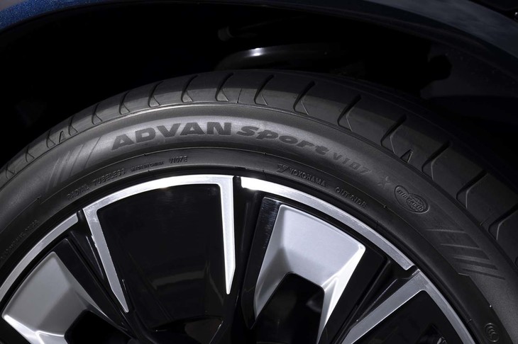SUVやEVを含む、プレミアムかつ高性能なモデルに向けて開発された、横浜ゴムの新製品「アドバンスポーツV107」。国内では2022年3月に発売された。