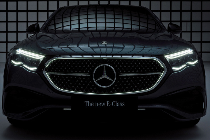 BMWのライバルである、メルセデス・ベンツの「Eクラス」などもグリルは光るが……。　
	清水「BMWの『7』とか『XM』あたりと比べると、なんだか気が引けてるね」　
	ほった「まぁメルセデス・ベンツは、グリル自体が特別な形をしているわけじゃないですからね」