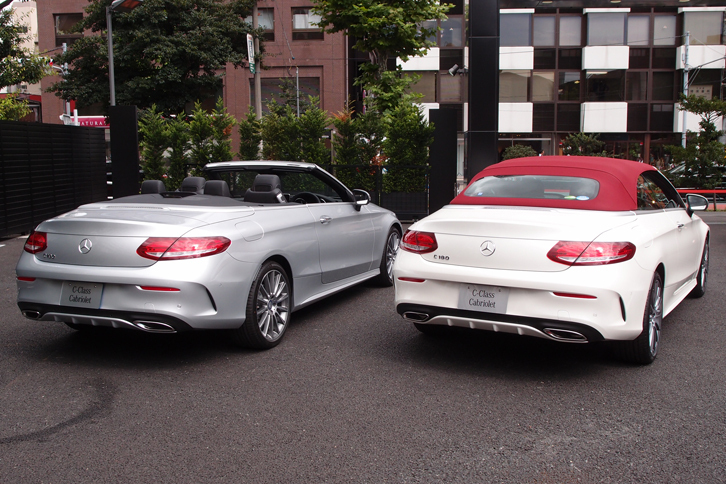「C180 カブリオレ スポーツ」のリアビュー。写真左がオープン、右がクローズの状態。
