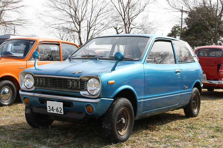 「キャロル」の後継となる「マツダ・シャンテ」。本来は250ccの1ローター・ロータリーエンジン搭載車として開発されていたが、諸事情により実現せず、水冷2ストローク2気筒エンジンを積んで1972年にデビュー。最後の純マツダ製軽乗用車となった。