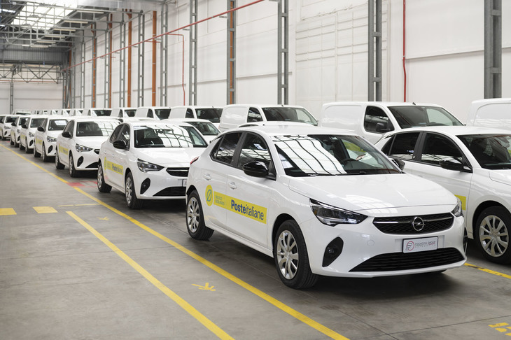 イタリア郵便会社に納入されたオペル車。