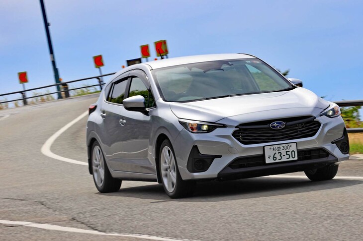 「ST」の車両重量は、FF車で1380kg、4WD車で1420～1430kg。上位グレードはFF車が1530～1550kg、4WD車が1570～1590kgとなっており、おおむね150kgほどSTのほうが軽い。