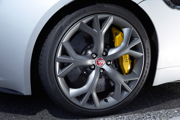 テスト車には、カーボンセラミックブレーキや「Storm」と呼ばれる20インチアルミホイールなどからなる、オプションの「カーボンセラミック ブレーキパック2」が採用されていた。
