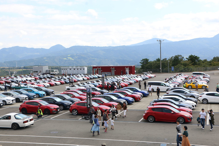 メイン会場となるAパドックには「ロードスター」や「RX-7」「アクセラ」など車種別に分かれた駐車エリアを設置。来場者は年式や仕様の異なる同一車種を見比べることができた。