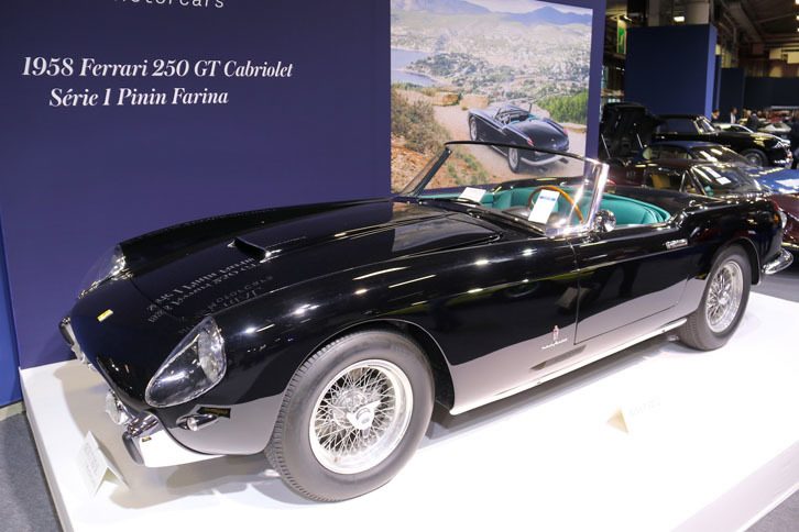 アールキュリエル社のオークション内覧会より。「フェラーリ250GTカブリオレ セリエ1ピニン ファリーナ」（1958年）は、最低落札価格に達せず売買不成立となった。