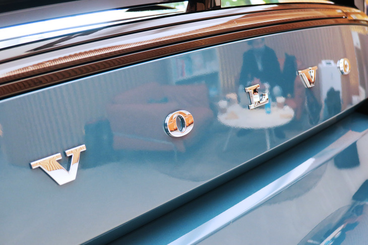 ボルボC40リチャージ（「VOLVO」バッジ）