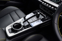 「911カレラ4 GTS」のトランスミッションは、8段デュアルクラッチ式AT「PDK」のみのラインナップ。8速は7段MTの7速よりハイギアードな設定だが、それ以外の1～7速はMTの1～6速よりすべてローギアードで、クロスした設定になっている。