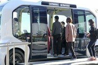 「自動運転レベル4」時代には、乗用車の運転支援機能だけでなく、無人の移動サービスの普及も期待される。写真は2020年時点での「トヨタe-Palette」の実験風景だが、将来的にはこうした輸送機器が身近になるものと思われる。