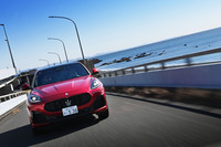 最初にミドシップスーパーカー「MC20」ゆかりの3リッターV6ツインターボ「ネットゥーノ」エンジンを搭載する「グレカーレ トロフェオ」に試乗。グレカーレのラインナップにおいて、トップモデルに位置づけられる。