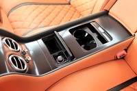 フロントの左右席間には、ふた付きのアッシュトレイやカップホルダーが用意される。