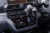 トランスミッションは全車でCVTを採用。シフトセレクターの横にエアコンの操作パネルやシートヒーターのスイッチが配置される。