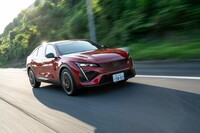 プラットフォームはシトロエンやDSなどの旧グループPSA系ブランドで幅広く使う「EMP2」。プジョーでは「308」「508」などと同じだ。