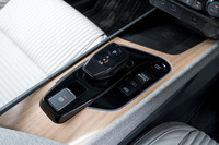 15もの工程を経て製作される木目調パネル。センターコンソールの前方には携帯端末のワイヤレス充電器（オプション）が配置される。