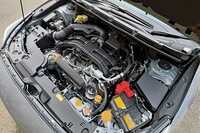 2リッター水平対向エンジンの最高出力は154PS、最大トルクは193N・m。「e-BOXER」搭載車のそれ（最高出力145PS、最大トルク188N・m）と比べると、若干だがパワーもトルクもこちらが上回っている。