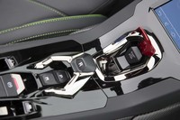 センターコンソールには、ふた付きのエンジンスタートボタンや、シフトセレクターが並ぶ。リバース用レバーのデザインも個性的。