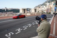「フェラーリSF90ストラダーレ」がモナコの市街地を240km/hで走行の画像