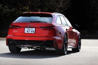 リアまわりではルーフエッジスポイラーとディフューザー付きのバンパーがRS専用装備。ボディー各所のカーボンパネルとオーバルパイプの「RSエキゾーストシステム」はオプションで用意される。