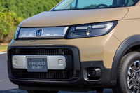 アウトドアテイストが演出された「フリード クロスター」のフロントフェイス。左右ヘッドランプの間とバンパー内のグリル加飾が金属調のシルバー仕上げ、バンパー下部がフェンダーのクラッディングから続くブラック仕上げになっている。