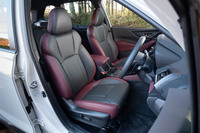 シート表皮には上質なナッパレザーを採用。ヘッドレストには「STI」のロゴがエンボス加工で施されている。