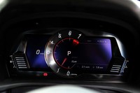 中央にエンジン回転計を配した、TFT液晶式メーター。シフトタイミングのインジケーターも備わる。