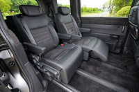 2列目キャプテンシートは、前後に加え左右にもスライド調整が可能。シートを中央側に寄せた際には、実に865mmもの前後スライド調整が可能となる。また「スパーダ プレミアムライン」では、1列目に加え2列目シートにもヒーターが装備される。