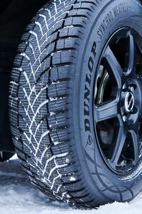 通常のタイヤでは、ウエット性能などを確保するうえで、ゴムに温度依存性の高い素材を多用する必要があり、冷温時に抵抗が増えるなどしてウインター性能の悪化につながっていた。いっぽう「シンクロウェザー」では、「タイプ・ウエット」技術の採用により、そうした素材に頼らずとも高いウエット性能を実現。“冬に弱い素材”の使用量を減らすことが可能となり、結果として、それもウインター性能の向上につながったという。