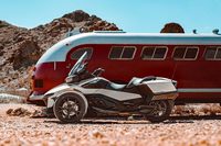 「カンナム・スパイダーRT」がフルモデルチェンジ　高いツアラー性能が自慢の三輪モーターサイクルの画像