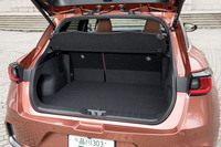 荷室容量はFF車が330リッター、4WD車（写真）が253リッター。FF車には高さの調整が可能な2段デッキボードが装備される。