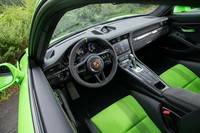 アルカンターラとむき出しのCFRP、そしてブラックレザーでコーディネートされたインテリア。見た目にはスパルタンそのものだが、素の「911」と比べて大きく機能を削減されているような部分は皆無。