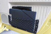 ダッシュボードまわりを除くと収納類は控えめな印象だが、そのぶんルーフコンソールにメッシュポケット（写真）、アームレストコンソールにコンビニフック……と、ホンダアクセスが豊富にアクセサリーを用意している。