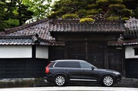 250年以上の歴史をもつ、酒田市内の武家屋敷・本間家旧本邸前で。「XC90」の姿は、格式ある日本建築にもよくなじむ。