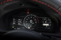 液晶式メーターの中央には大きなタコメーターがレイアウトされる。フルスケールは9000rpmでレッドゾーンは6500rpmから。