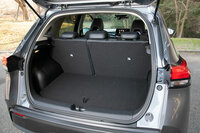 FF車の荷室容量はクラストップレベルの340リッター。4WD車は後輪駆動用のモーターなどを積む関係で、260リッターとなる。（写真：向後一宏）