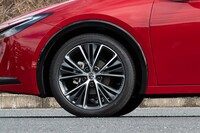 タイヤは大径かつ細身な195/50R19サイズが標準装備される。