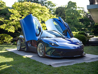 東京・三田のイタリア大使館で行われた「バティスタ チンクアンタチンクエ」の発表イベントの様子。前ヒンジで上方に開く、跳ね上げ式ドアが目を引く。