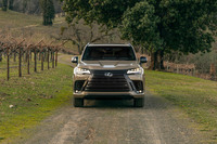 2025年モデルではオフロードテイストを強調した新グレード「700h“オーバートレイル”」も新規設定された。今回の試乗車がこれ。