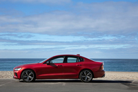 
	「T6 AWD R-DESIGN」のサイドビュー。新型「S60」では、キャビンが後方に寄せられたFR車のようなデザインが採用されている。
	