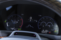 一部改良でメーターパネルが12.3インチのフル液晶式に変わった。右にはモーターのアシストとターボのブーストの状況を表示できるようになっており、高速域で踏み増すとまずはモーターが介入し、その後にブーストが高まっていくことが分かる（切り替えはごく自然）。