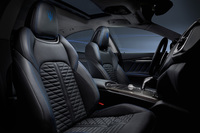 シートやドアパネル、ダッシュボードのステッチなどのほか、ヘッドレストのトライデントロゴ刺しゅうがブルーで仕上げられている。