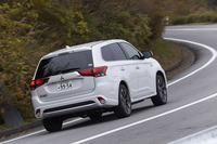 ワインディングロードを駆け上がる「アウトランダーPHEV」。高出力モーターの働きにより、滑らかな加速が実現されている。