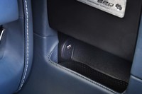 助手席側のサイドシル前方に設けられた小物入れスペースには、USBソケットが備わっている。