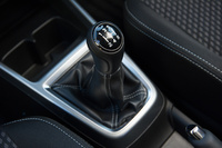 MT仕様の設定の多さも、現行型「スイフト」の特徴となっている。写真は「RS」のシフトノブ。