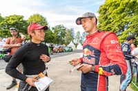 絶対王者セバスチャン・オジェと談笑する勝田貴元（左）。