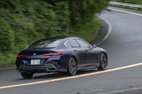 足まわりはフロントがダブルウイッシュボーン式でリアがマルチリンク式。いずれもコイルサスで極上の乗り味を生み出している。