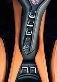 上方から見ると、センターコンソールが運転席側（試乗車では左側）に傾けられているのがよくわかる。ルーフおよびリアウィンドウの開閉スイッチは、その後方（写真下方）に並ぶ。